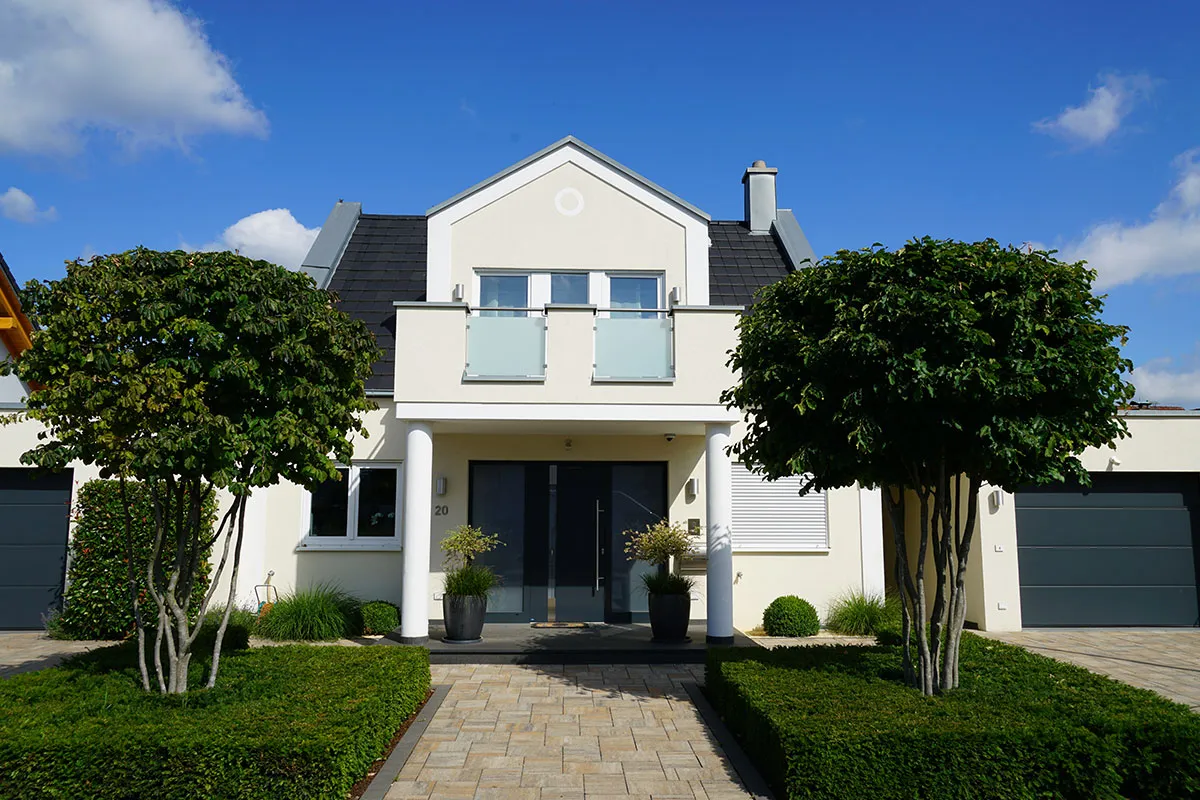 Hausgarten in Kleinheubach mit gepflasterten Wegen und Bepflanzung